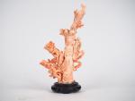 Statuette en corail couleur rosé Chine vers 1930 "jeune fille...