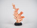 Statuette en corail couleur rosé Chine vers 1930 "jeune fille...
