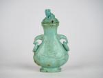 Vase piriforme en turquoise à décor d'oiseaux
Chine vers 1960
H. 11...