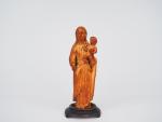 Vierge à l'Enfant en ivoire sculpté en ronde-bosse. Marie est...