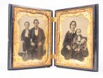 Deux daguéerotypes "portraits de famille" dans leur encadrement à deux...