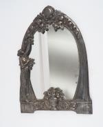 Miroir de toilette Art Nouveau en métal argenté et repoussé...