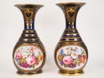 Paire de grands vases Napoléon III en porcelaine à décor...