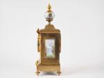 Pendulette de style Louis XVI en bronze doré, porcelaine et...