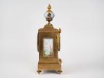 Pendulette de style Louis XVI en bronze doré, porcelaine et...