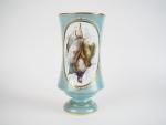 Vase Napoléon III en opaline à décor polychrome en médaillon...
