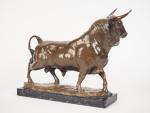 Isidore BONHEUR.
"Taureau de combat".
Sculpture en bronze à patine brune, socle...