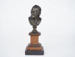 HOUDON (d'après).
"Buste de Voltaire".
Sujet en bronze à double patine sur...