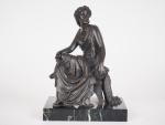 Ecole francaise XIXème.
"Femme à l'antique".
Sculpture en bronze à patine sur...