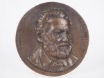 Charles CAPELLARO.
"Victor Hugo".
Plaque en bronze à patine brune.
Signée.
Diam. 17 cm.