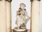 Pendule portique Louis XVI en marbre bronze et biscuit, à...