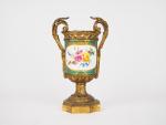 Vase XIXème de style Louis XVI en porcelaine polychrome à...