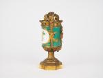 Vase XIXème de style Louis XVI en porcelaine polychrome à...