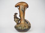 AMPHORA.
Vase Art Nouveau en faïence polychrome à décor d'un paon...