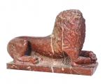 Paire de grandes sculptures XIXème en marbre rouge "Lions couchés".
Dim....