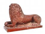 Paire de grandes sculptures XIXème en marbre rouge "Lions couchés".
Dim....