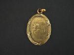 Médaille religieuse ovale en or jaune, figurant une Vierge à...