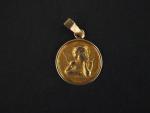 Petite médaille en or jaune, à décor d'angelot.
Diam. 1,3 cm
Poids....
