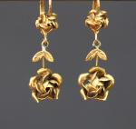 Paire de pendants d'oreilles en or jaune, à décor de...
