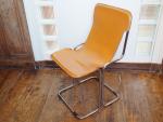 4 chaises design métal chromé, garniture de cuir beige.