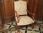 Paire de fauteuils de style Louis XIV en bois naturel,...