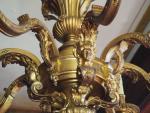 Lustre en bronze de style Louis XIV éclairant à huit...