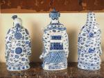 3 statues en porcelaine de Chine, décor en camaieu bleu.
H....