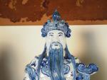 3 statues en porcelaine de Chine, décor en camaieu bleu.
H....