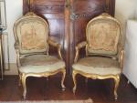 Paire de fauteuils à dos plat de style Louis XV...