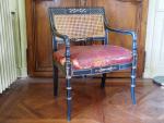 Paire de fauteuils cannés XIXème anglais en bois laqué noir...