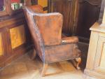 Paire de fauteuils anglais garniture de cuir brun capitonné.
Dim. 102...
