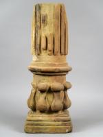 Bas de colonne en pierre sculptée
H. 58 cm