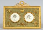 Porte-photos de style Louis XVI en métal doré et soie.
19...