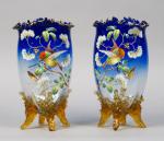 Paire de vases 1900 en cristal bicolore, à décor peint...