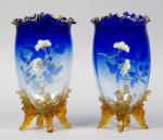 Paire de vases 1900 en cristal bicolore, à décor peint...