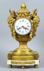 Pendule Louis XVI en forme d'urne en bronze doré et...