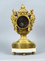 Pendule Louis XVI en forme d'urne en bronze doré et...