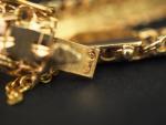 Bracelet articulé en or jaune, maille carrée et entrelacée.
Chainette de...