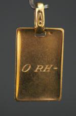 Pendentif rectangulaire en or jaune, gravée O RH-.
2,8 x 1,8...