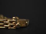Bracelet articulé en or jaune, à décor de maillons rectangulaires...