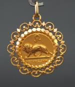 Pendentif circulaire en or jaune, à décor d'un lion, à...