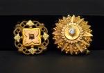 Ensemble comprenant :
- une broche circulaire Napoléon III en or...