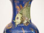 Paire de vases de forme balustre en porcelaine à décor...
