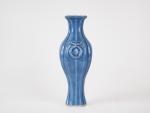 Vase quadrangulaire à panse godronnée en porcelaine émaillée bleu lavande...