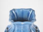 Vase quadrangulaire à panse godronnée en porcelaine émaillée bleu lavande...