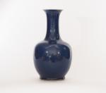 Vase pansu à long col en porcelaine bleu saphir 
Chine...