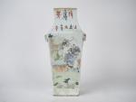 Vase quadrangulaire en porcelaine et émaux style famille rose, à...