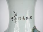 Vase balustre en porcelaine et émaux polychromes, à décor d'un...