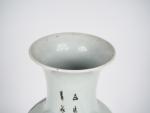 Vase balustre en porcelaine et émaux polychromes, à décor d'un...