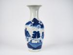 Vase balustre en porcelaine bleue, décor émail céladon d'embarcations traversant...